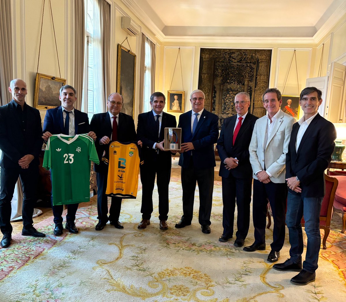 Hoy, almuerzo en la Embajada🇪🇸 con una destacada representación del deporte🇦🇷. La diplomacia deportiva es cada vez más importante. Entre países como Argentina y España, 
es un gran factor de convergencia para ciudadanos, instituciones y  deportistas. 
<a href="/MAECgob/">Ministerio de Asuntos Exteriores, UE y Cooperación</a> 
<a href="/deportegob/">CSD</a>