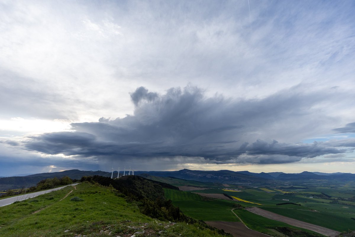 RIOJATORMENTAS's tweet photo. Célula tormentosa desde las faldas del Perdón mirando hacia el oeste donde finalmente se ha quedado lo bueno 👌⚡️🙌 #elperdon #Navarra https://t.co/2pUVb5RvjQ