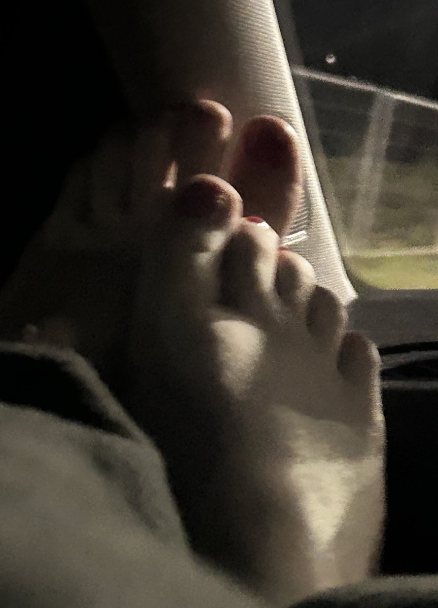 GoddessCaryss's tweet photo. Lick my feet👅👅 #latenightdrive #feet #findomdrain #red https://t.co/6jaHIx0k2S