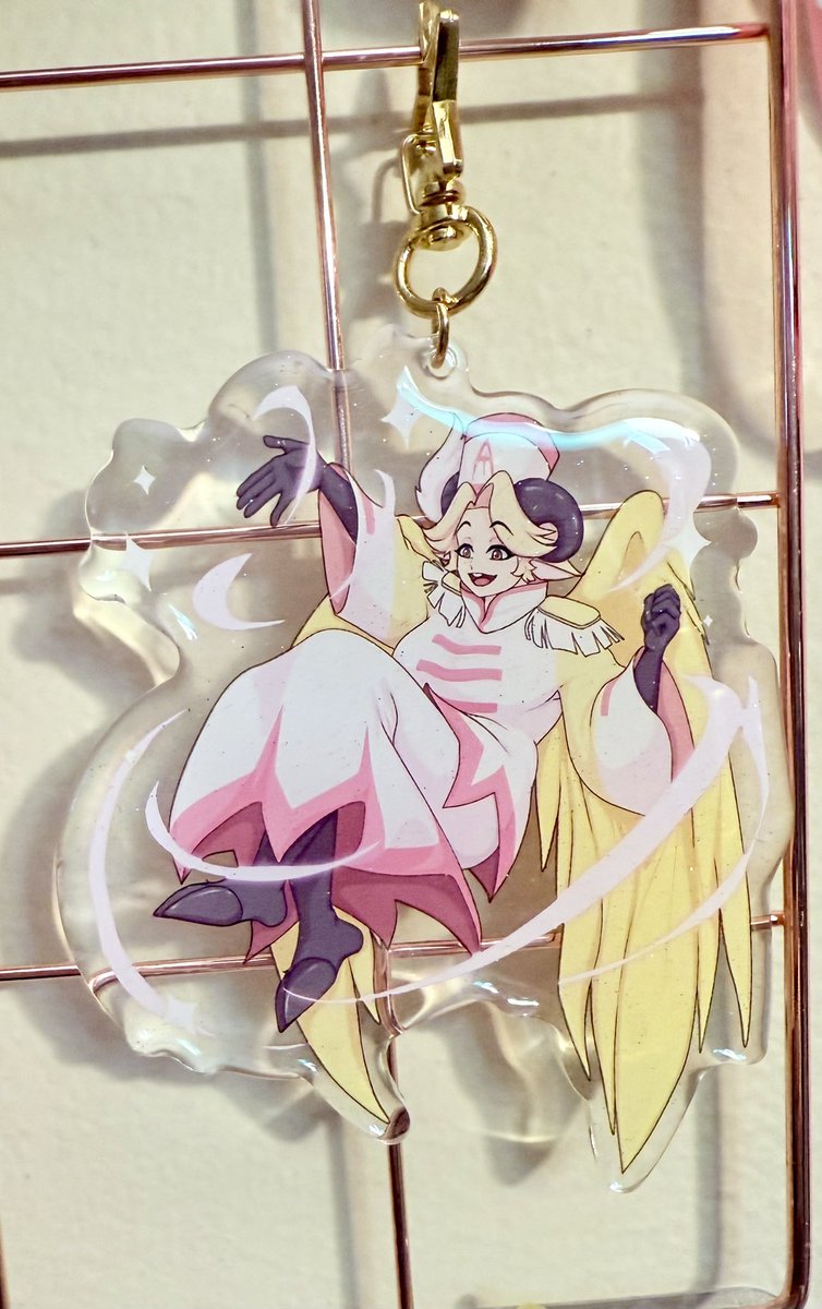 I got art commission from <a href="/YoiteArt/">La Colita de Alastor</a> as an epoxy keychain made with the <a href="/MelodyCharms_/">Melody</a> service. It’s so beautiful! 
#hazbinhotel #hazbinabel #abel  #melodycharms