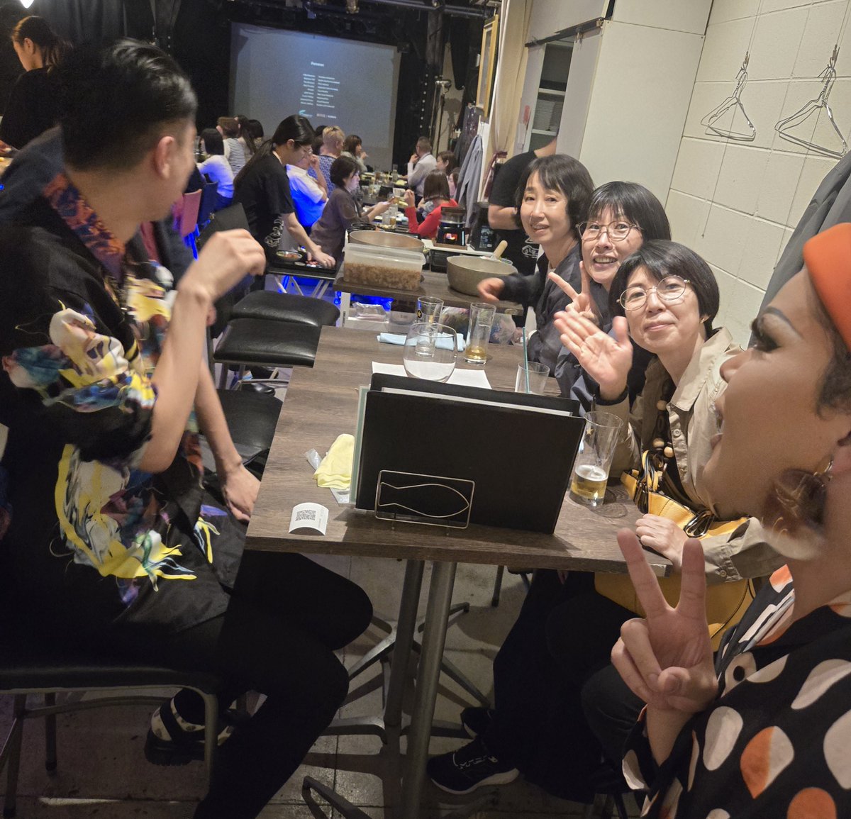 oscow_moon's tweet photo. たまにはXにも楽しそうな写メを

万博作品制作チームで
#dowithcafe 行ったら
#フェミニーナ　さんがめちゃくちゃ喋ってくれた

マダム達はフェミニーナさんに夢中でした♡

ありがとうございます

素顔で万博一緒に行けたら作品観に行きましょうー https://t.co/AqqZKqYJeA
