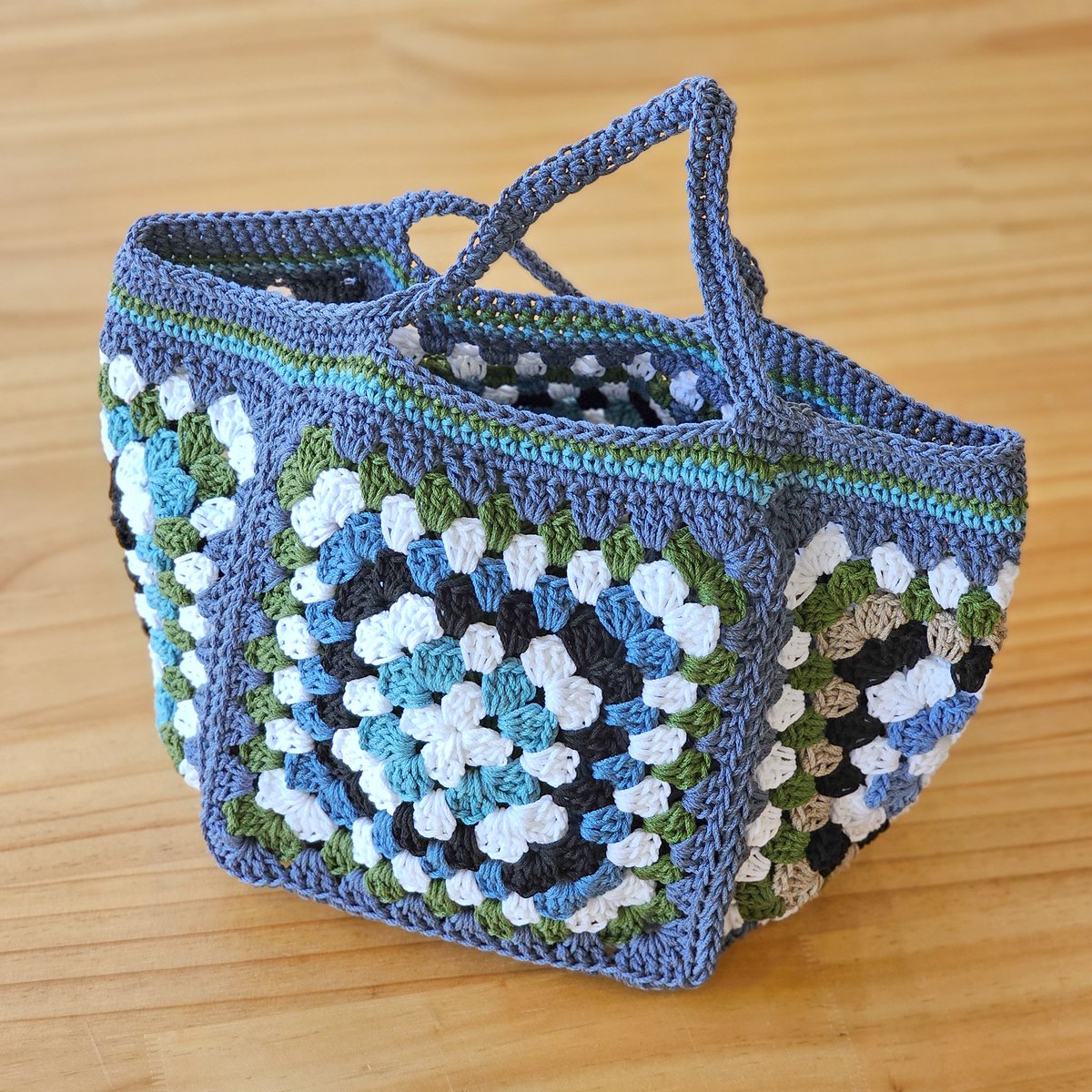 올리오 자투리로 뜬 모티브백~
미니백이라고 하지만 작지않음! 
크기 딱임!!!! 

튜토리얼 영상은 여기!
youtu.be/Z5f2QlSbQHw?si…