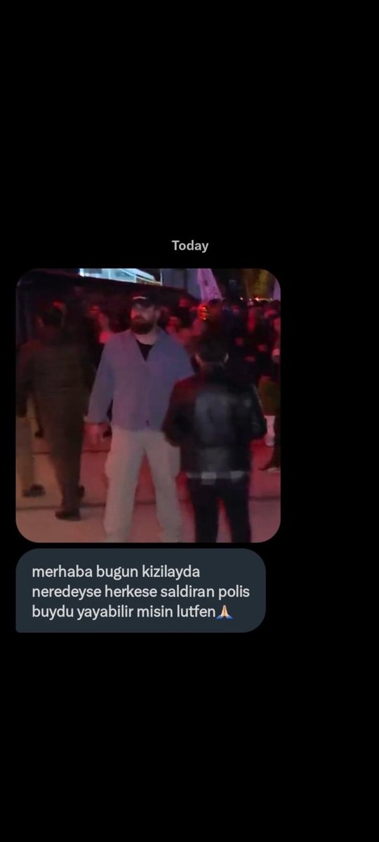Evet bu adamdı herkese saldıran. Bana da saldırdı yüzüme doğru maskemi yüzümle beraber parçaladı önüne gelene saldırıyordu lütfen birşey yapalım bunun hakkında.