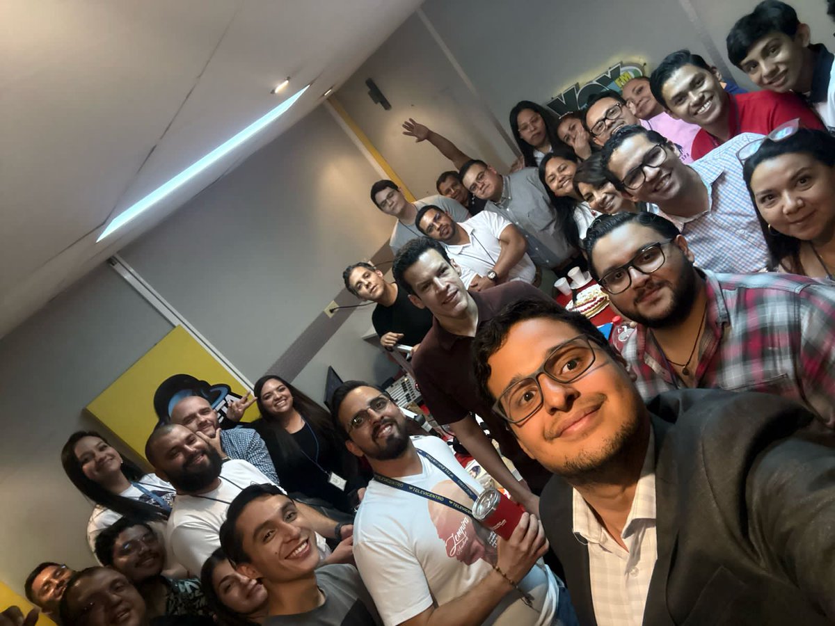 La ultima Selfie. 
Hoy el ultimo programa en cabina de La Hora del Té mi programa Favorito. 
Oyendolos desde el 2008 imposible no sentir nostalgia aunque se que se vienen cosas buenas. 
Gracias por tantos momentos bonitos. 
<a href="/fervarelahn/">Fer Varela</a>
<a href="/ca_acosta/">Carlos Andrés Acosta</a> <a href="/luislarahn/">Luis Lara</a> 
Mi lugar seguro ❤