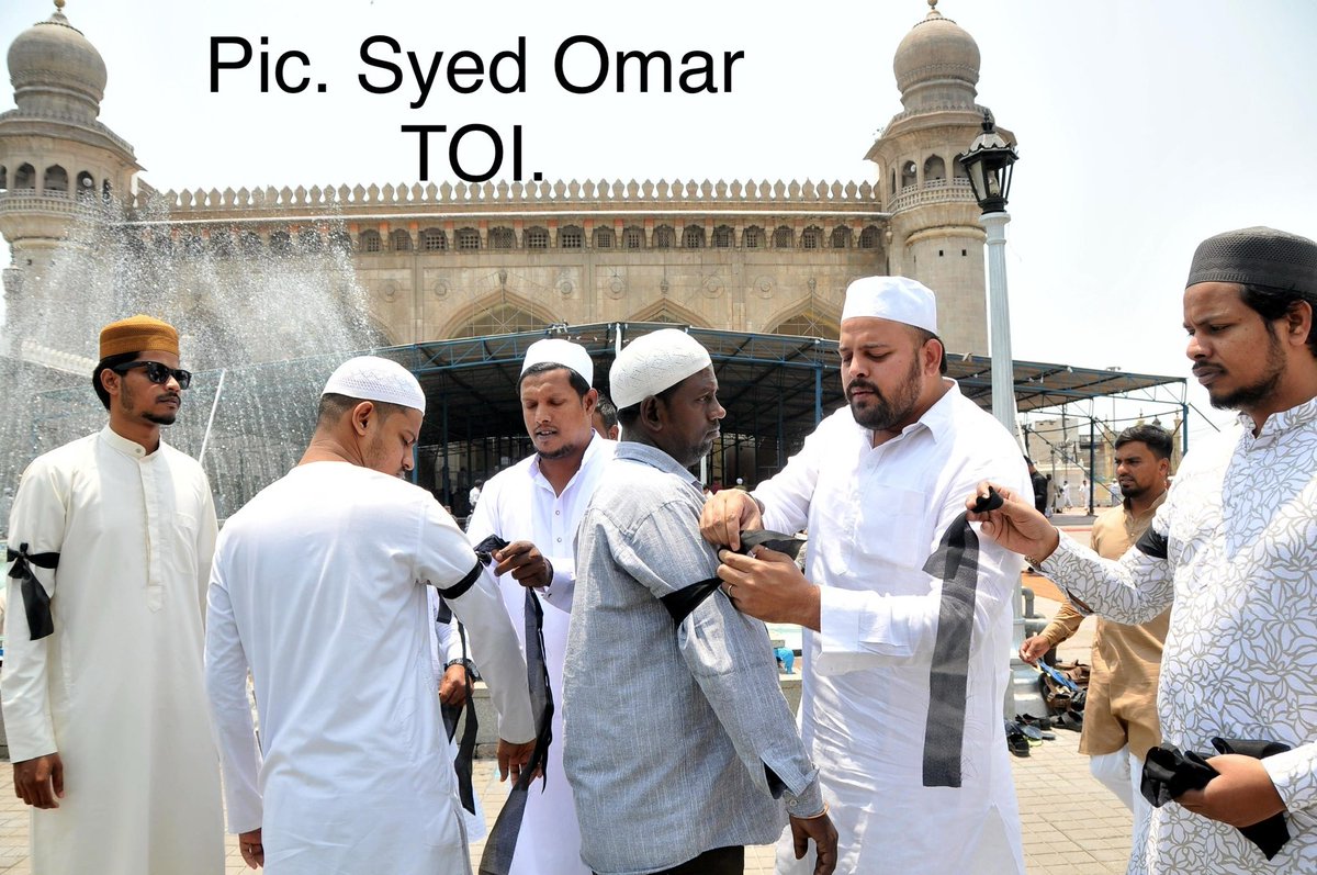 SyedToi's tweet photo. Muslim Devotees Distributes Black ribbon to Devotees at Mecca Masjid in Protest against Pahalgam Terror Attack in Old City of Hyderabad https://t.co/Nu2IaSsXqD