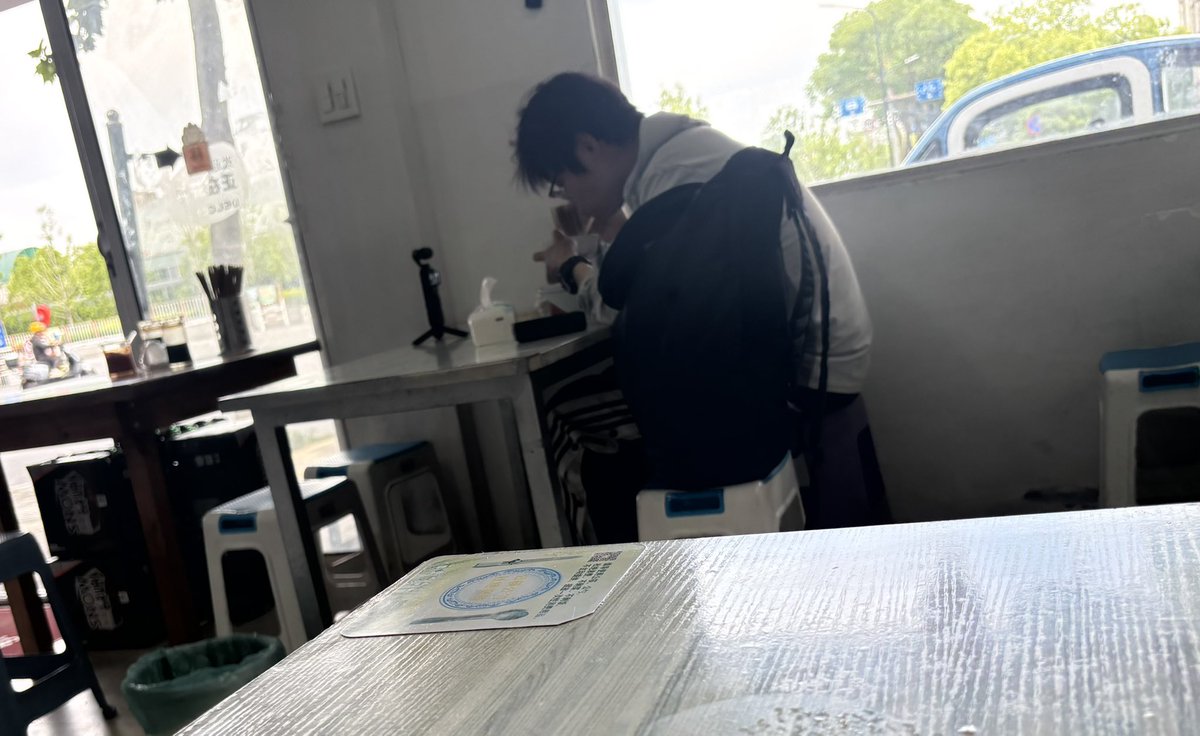小馆子里吃个面条，这小伙还在搞直播。