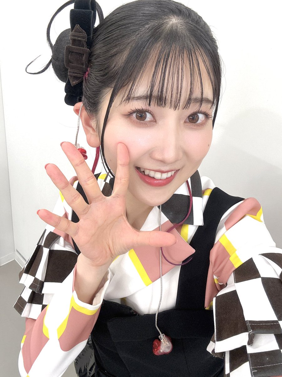 日本テレビ「#バズリズム 02」
ありがとうございました！！
いつもと違うカメラワークにもドキドキ…
トークはバカリズムさんと市來さんの優しさに助けられました😂
カメラが回ってない時間もずっとみんなで笑ってました！笑
楽しかったです🥹✨️
米女メイ役 薮島朱音
#バズリエラ #lovelive #Liella