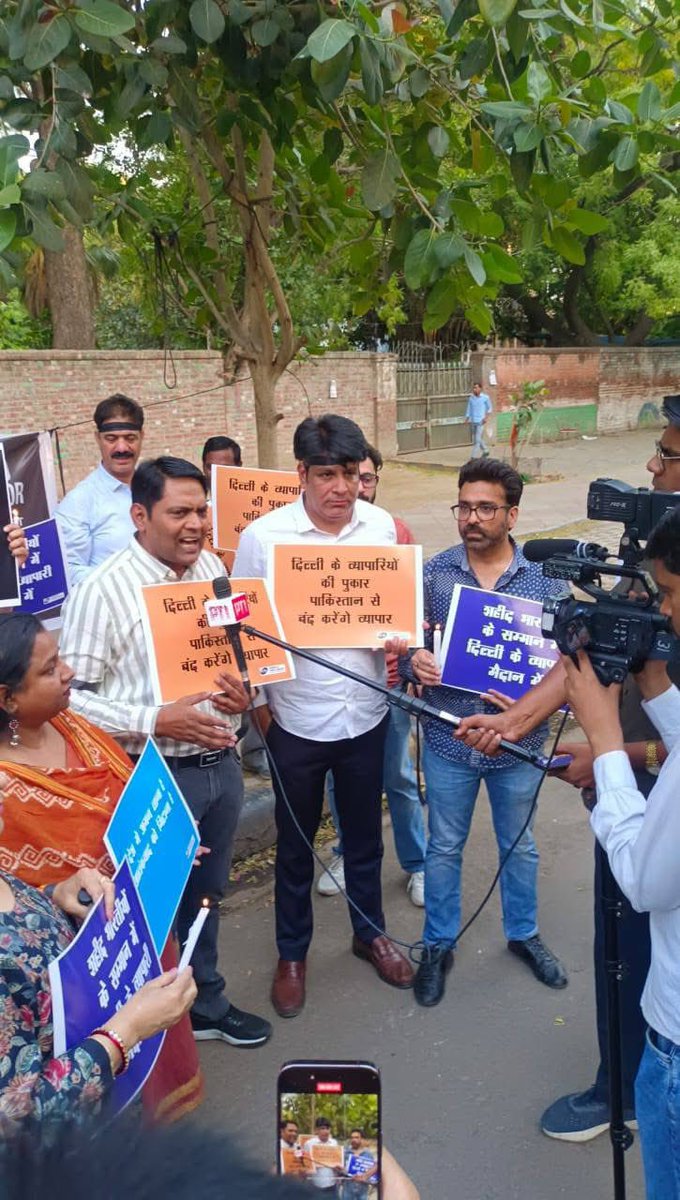 cti4india's tweet photo. पहलगाम आतंकी हमले के विरोध में #CTI ने कनोट प्लेस में विरोध प्रदर्शन किया,
25 अप्रैल को दिल्ली के 400 से ज्यादा बाजार बंद रहे

दिल्ली के सभी 700 व्यापारी संगठनों और व्यापारियों का बहुत बहुत धन्यवाद एवं आभार @brijeshgoyalaap 

  #CTI  #ctiindia  #brijeshgoyal   #pahalgam  #Kashmir https://t.co/62mlQ1ZSFn