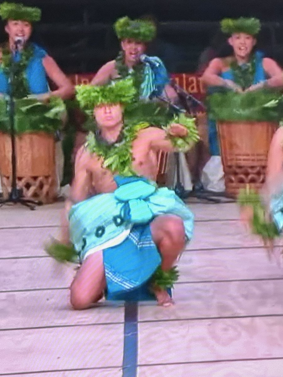 cazarespr's tweet image. Hula Kahiko is pure fire. 🌋🔥 🌿🩵
#MerrieMonarch #Hawaii