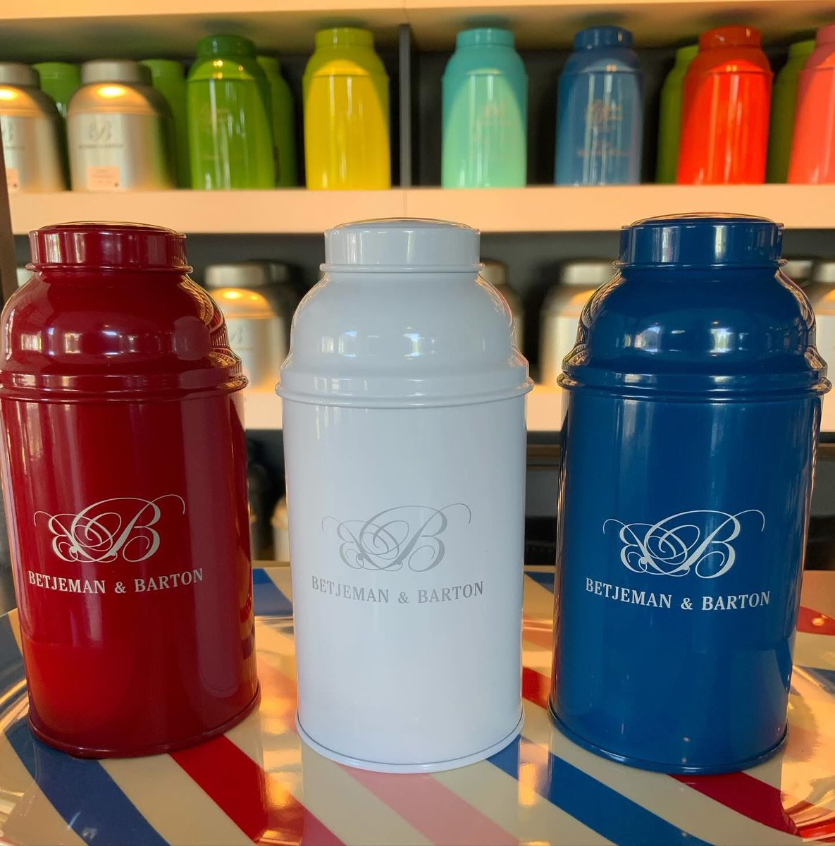 Geniet lekker van deze heerlijke Oranje dag🇳🇱👑  
#koningsdag #thee #betjeman #betjemanandbarton #debaarsjes #droomvanutrecht #thefinestintea  
betjemanandbarton.nl