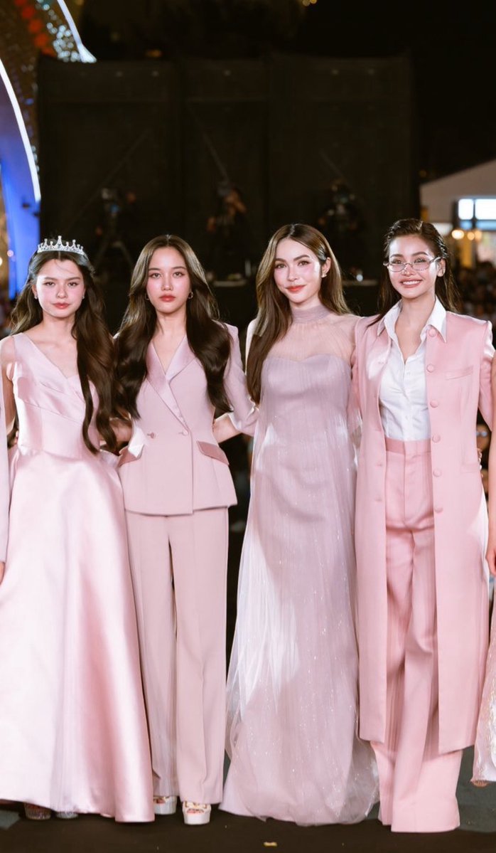 Becky, Freen, Charlotte &amp; Engfa.

Las parejas que lo iniciaron todo. Las mujeres que siguen haciendo historia 🔥

ICON X THE WATER ENGLOT🌊
#4ElementsPressCon