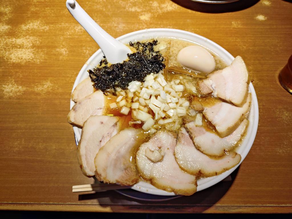 今日は久々に本店の潤お昼

チャーシュー麺特盛
あっさりスープに太麺と背脂が最高です♪
明日もラーメン食べに行くので今日は少なめにしました!