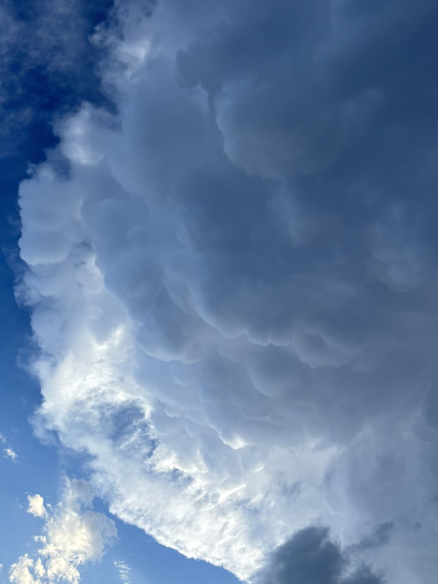 sorryimmichelle's tweet photo. Mammatus clouds SE of Lubbock at around 7:40 CDT @NWSLubbock #lubwx https://t.co/ZqVTGQtdWQ