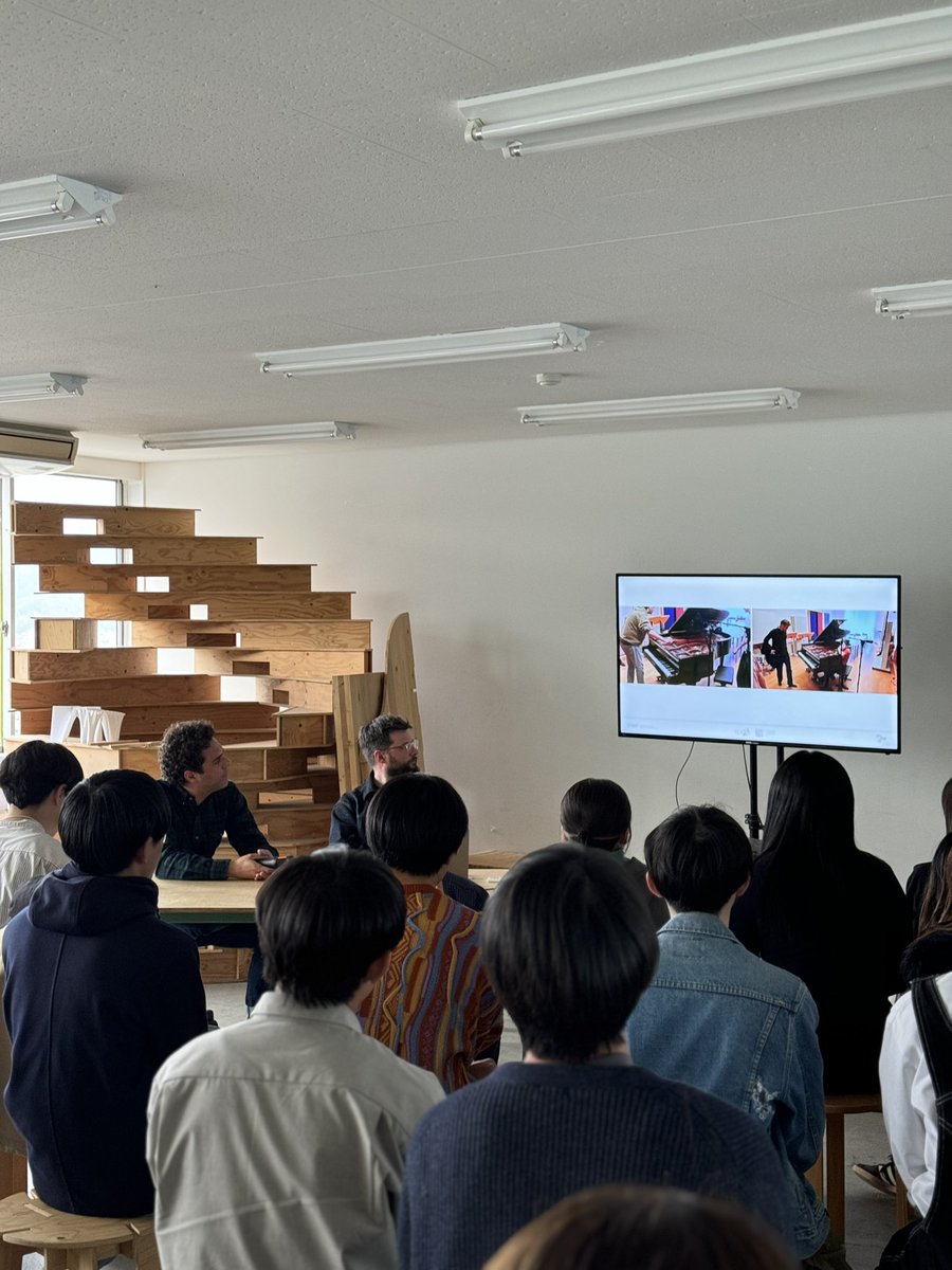 sosugita's tweet photo. 昨日はウィーン工科大から広工大の建築情報教育の視察に来られ、学科の設備や授業を見学

その後、建築家のマルコさんと音楽家のクリストスさんたちによる教育/研究プロジェクトTrans-bodies Knowledgeのレクチャー。音楽と建築の横断・融合に学生たちも興味深々。2人のレクチャーが遅くまで続きました https://t.co/ZHdeiIpITL