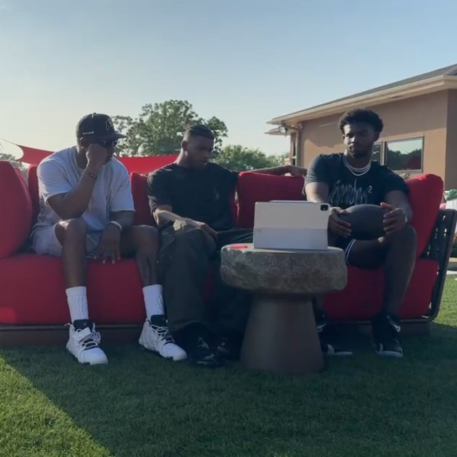 BleacherReport's tweet image. Deion, Shilo, &amp;amp; Shedeur Sanders watching Day 2 of the NFL Draft together 🔥

(Via shedeursanders/twitch)
