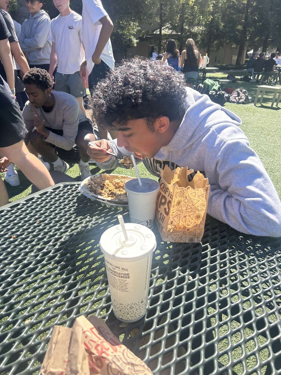 RajyMunchesBox's tweet photo. I need me a fine shyt who will let me munch her box the way I be munching my chipotle🤣🤣🤣😝😜#munchbox (I like it hairy) #intothejungle #freakshow https://t.co/uYz0ZV5Zy3