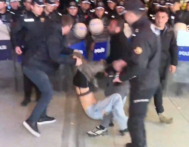 savunandavadami's tweet photo. BİZİM POLİSİMİZE BAYILIYORUM 
SEN O KADAR CHPLİ ERKEK GÖSTERİCİLERİN ARASINDAN Sütyen TAKANI GÖZALTINA AL
😂
YARIN CHPLİ ARKADAŞLARIMIN GÖĞÜSLERİNİ KONTROL EDECEĞİM
😂
😂
😂

#Sallandık #depremoldu #wakeupmuslim #GrupElemanıÖzlükHakkı #BJKvHTY #KızılcıkŞerbeti #artçı #ankaradaişkencevar #SONDAKİKA #depremistanbul #depremoldu"Bülent Uygun""Celal Şengör" Hatayspor"Trabzonspor U19" Şaban Yarın"Ahmet Ercan""Tam Sigorta Yapılacak" Pakistan"Mahmut Tanal" Immobile"Mansur Yavaş""kemal tahir sempozyumu""Devlet Sözcüsü""Bülent Uygun""Trabzonspor U19" Kameraları Büyükçekmece"Sabri Sarıoğlu"