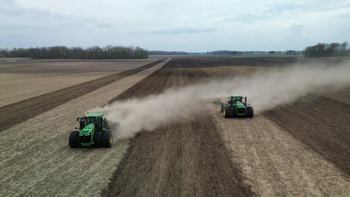 TomFarms's tweet photo. #TATF
The Tom Farms tillage team is out in full force, working hard to stay ahead of 5 planters rolling across the fields.
It takes serious coordination, grit, and long hours to keep everything moving smoothly. Big thanks to the entire team for working so efficiently this week! https://t.co/E9Fvg4ak2s