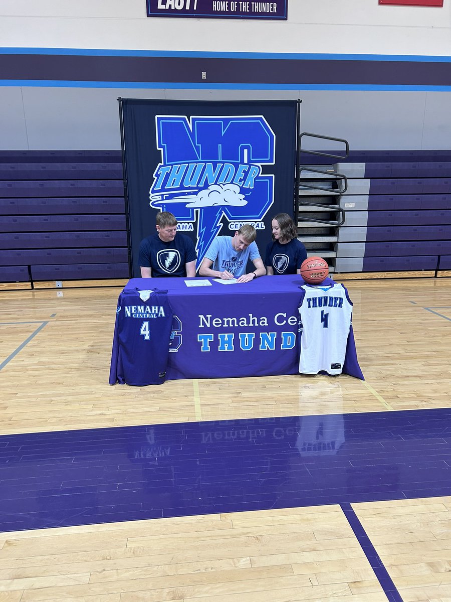SIGNED! 📝

Welcome to Manhattan Christian, <a href="/FreheColby/">Colby Frehe</a>! ⛈️🏀

#RollThunder