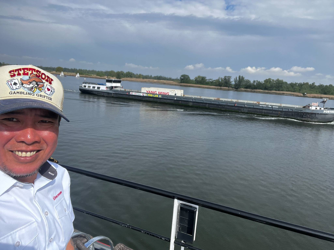 Axxaz_Marine's tweet image. Ian met with his crew manager Jork again while out on the water. 🚢

Good to see you again, amigo! 👋

#proudaxxazcrew #crewvisit #happycrew #axxazeurope #inlandshipping #axxazfamily