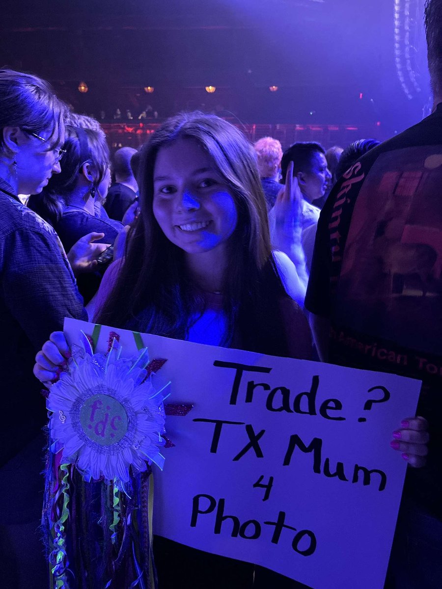 sourl's tweet photo. @dallas_observer @bombfactorydfw @fontainesdublin @dallas_observer  Great show, great venue! This girl had the best sign…hopefully she made the trade. If not maybe time! #fontainesdc #homecomingmum https://t.co/QEiG4HKVex