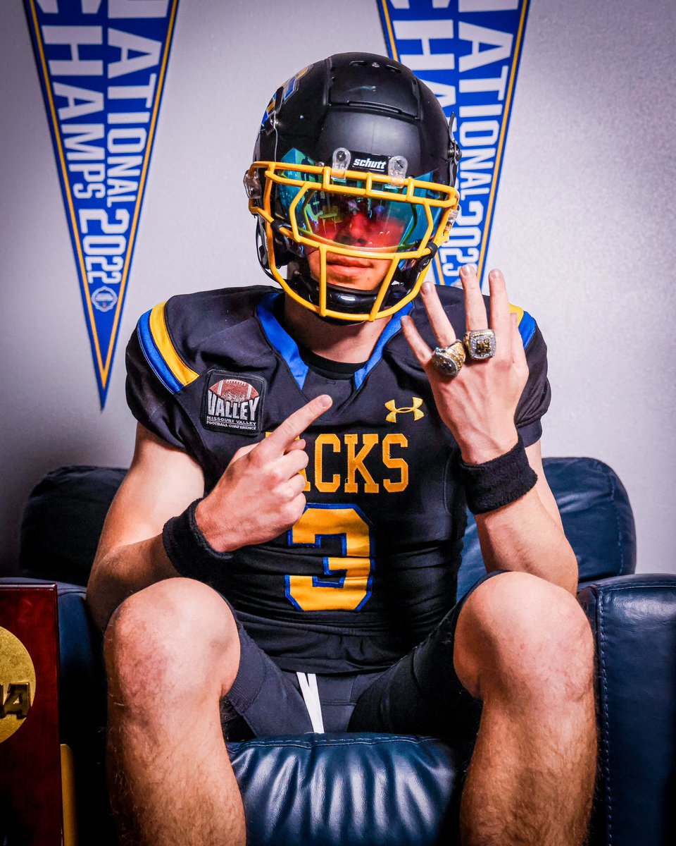 Jettfeeney3's tweet image. Fantastic time at @GoJacksFB Enjoyed talking to @CoachLawrence02 and learning about the offense with @CoachEidsness Thanks @CoachDtjackson for sharing your vision and brotherhood of Jackrabbit football