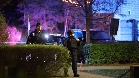 visegrad24's tweet photo. BREAKING:

1 person has been gravely wounded after a bomb exploded in the staircase of a residential building in Stockholm, Sweden.

A record-high 327 attacks with bombs or hand grenades were recorded in Sweden last year

Out of all countries not at war, only Mexico has more https://t.co/1rNoVeLR3m