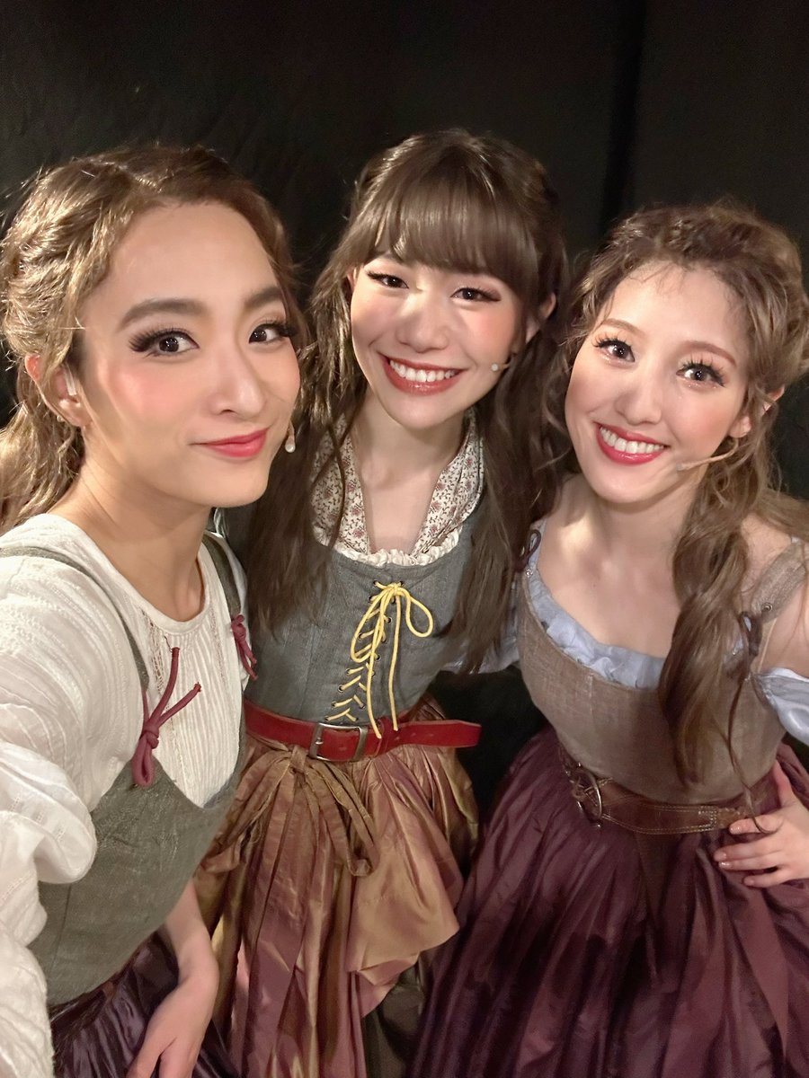 #1789バスティーユの恋人たち 
#1789toho 

民衆のお衣装💜🤎🤍
金髪ロングな自分ももう見慣れてきた👩🏼

可愛いくて頼りになるコたちとの
写真も置いておきます💃💖

東京は残すところあと4日6公演！
なんかあっという間だ！！
来月は大阪行くぞーっっ！！！

今日も革命に魂燃やして生き抜きます🇫🇷❤️‍🔥