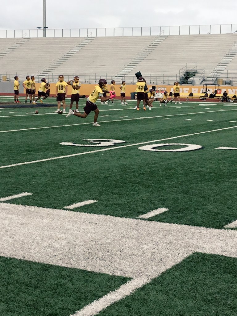 CoachJLozano's tweet image. We had a great first week of spring football! It's always fun to continue the next step of our process. #EDC #LINSA