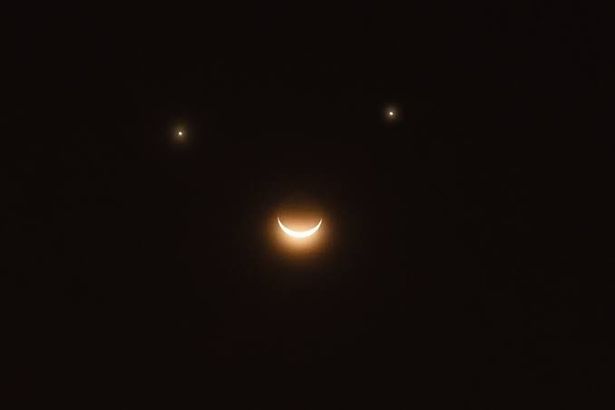 choquei's tweet image. 🚨ATENÇÃO: Devido ao alinhamento entre Vênus, a Lua e Saturno, um “rosto sorridente” pode ser visto no céu nesta noite.