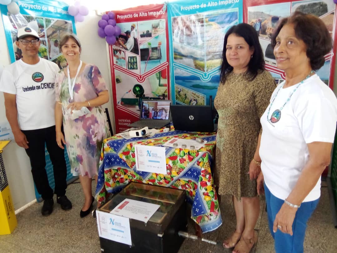 El Stand de la <a href="/UniversidadMoa/">Universidad de Moa Dr. Antonio Núñez Jiménez</a> en Expo Holguín se honra con la visita de la Viceministra de economía y planificación  Yohana Odrozolia Guitar y la Directora de la Cámara de Comercio Holguín Las Tunas, la Lic. Carmen Julia Pérez Mendez. <a href="/yurisley_valdes/">Yurisley Valdes Mariño</a> <a href="/CubaMES/">MES</a> <a href="/WalterBG_MES/">Walter Baluja García</a>