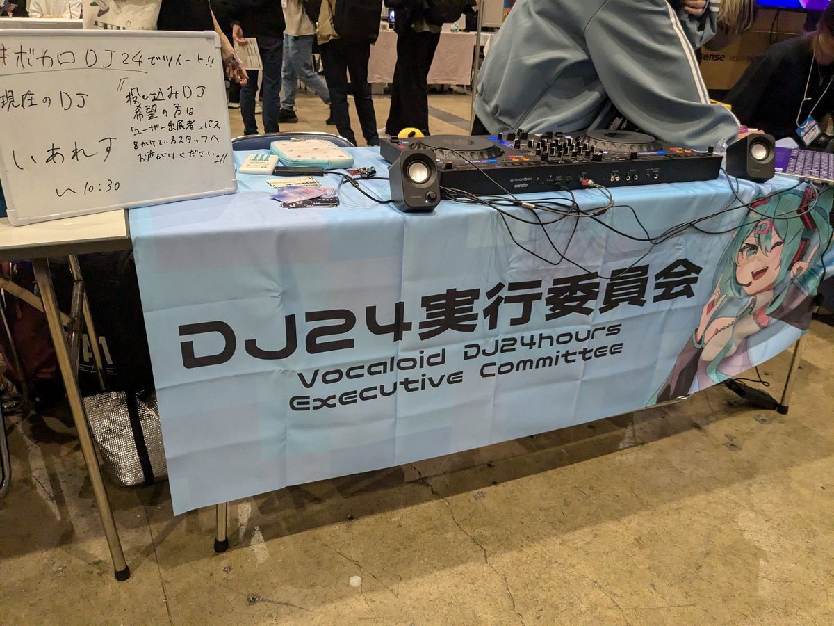 DJVocaSpot's tweet photo. #ニコニコ超会議2025  #クリクロ2025
物販＆配信が開始しました！！
H2 あ-36 ボカにて、各種グッズ等の頒布に加え配信DJブースの展開を行っています！！
お支払いは現金・各種クレジットカードのみ対応です！
お気軽にお立ち寄りください！ https://t.co/EmjW4FzqlY