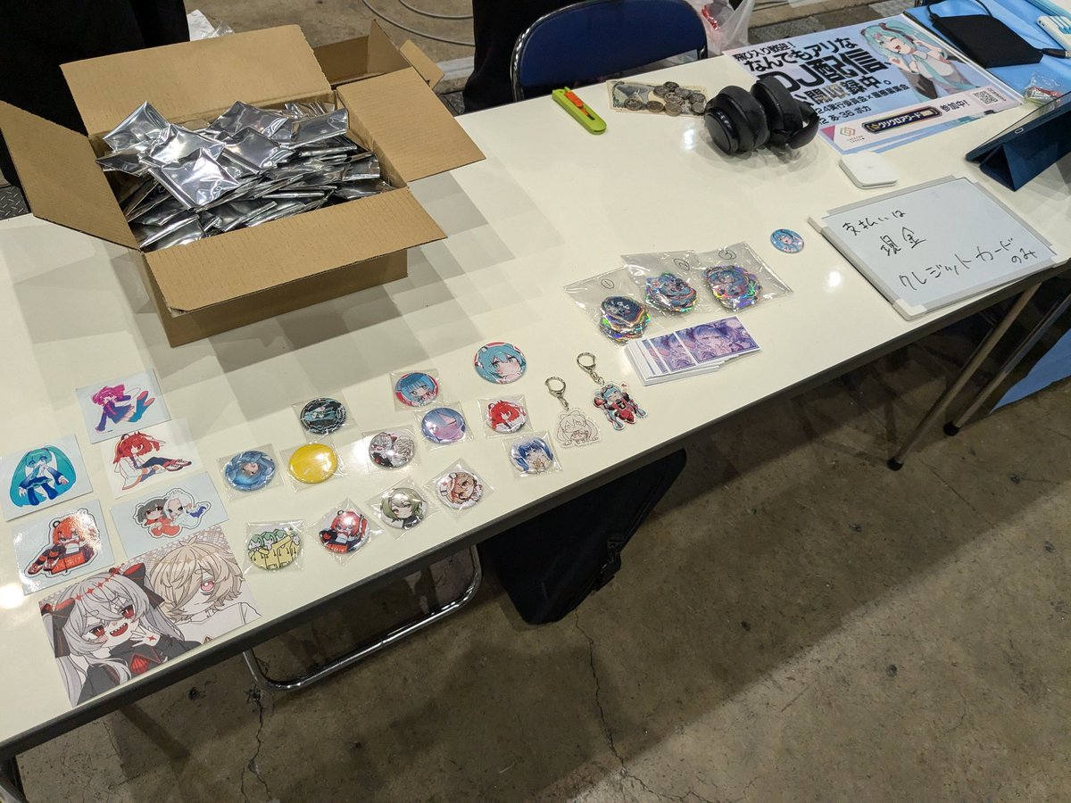 DJVocaSpot's tweet photo. #ニコニコ超会議2025  #クリクロ2025
物販＆配信が開始しました！！
H2 あ-36 ボカにて、各種グッズ等の頒布に加え配信DJブースの展開を行っています！！
お支払いは現金・各種クレジットカードのみ対応です！
お気軽にお立ち寄りください！ https://t.co/EmjW4FzqlY