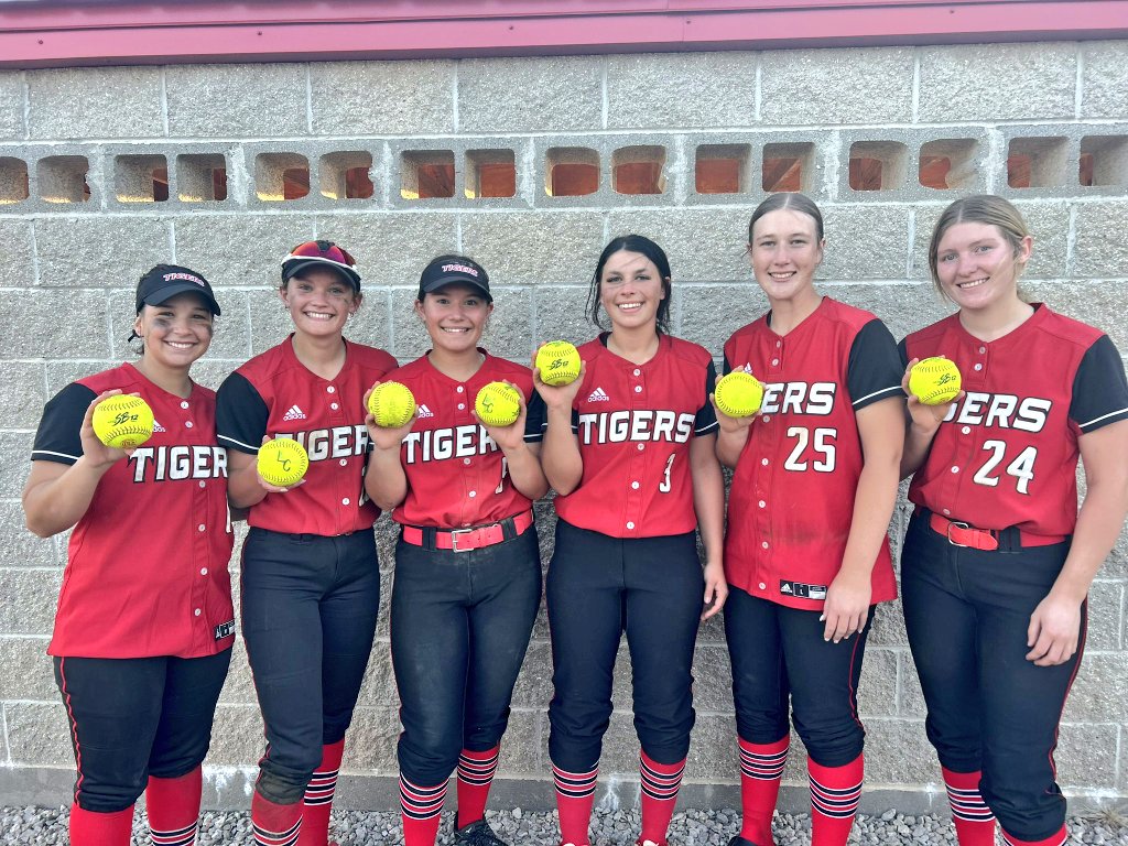SEK Sports (@sek_sports) on Twitter photo ๐ฃ <a href="/JourneysbyGina/">Journeys By Gina</a> SEK Bomb Squad ๐ฃ
The Fort Scott Tiger Softball team put on an absolute POWER CLINIC in their SWEEP of Labette County, launching a staggering SEVEN HOMERUNS by SIX different players! the ๐ฅ
Allie Brown, Raylee Cowan, Elsa Bishop (with TWO!), Lexi Forester, ๐ฃ <a href="/JourneysbyGina/">Journeys By Gina</a> SEK Bomb Squad ๐ฃ
The Fort Scott Tiger Softball team put on an absolute POWER CLINIC in their SWEEP of Labette County, launching a staggering SEVEN HOMERUNS by SIX different players! the ๐ฅ
Allie Brown, Raylee Cowan, Elsa Bishop (with TWO!), Lexi Forester,