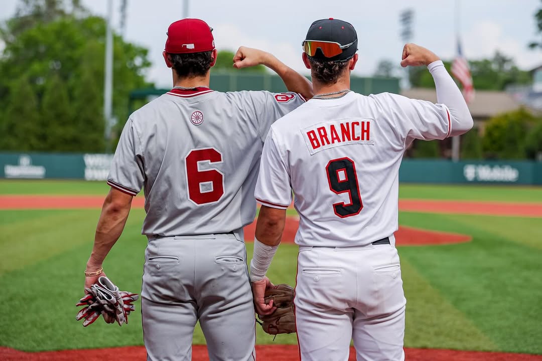 family ties 🤞 

#NCAABaseball x 📸 <a href="/BaseballUGA/">Georgia Baseball</a>