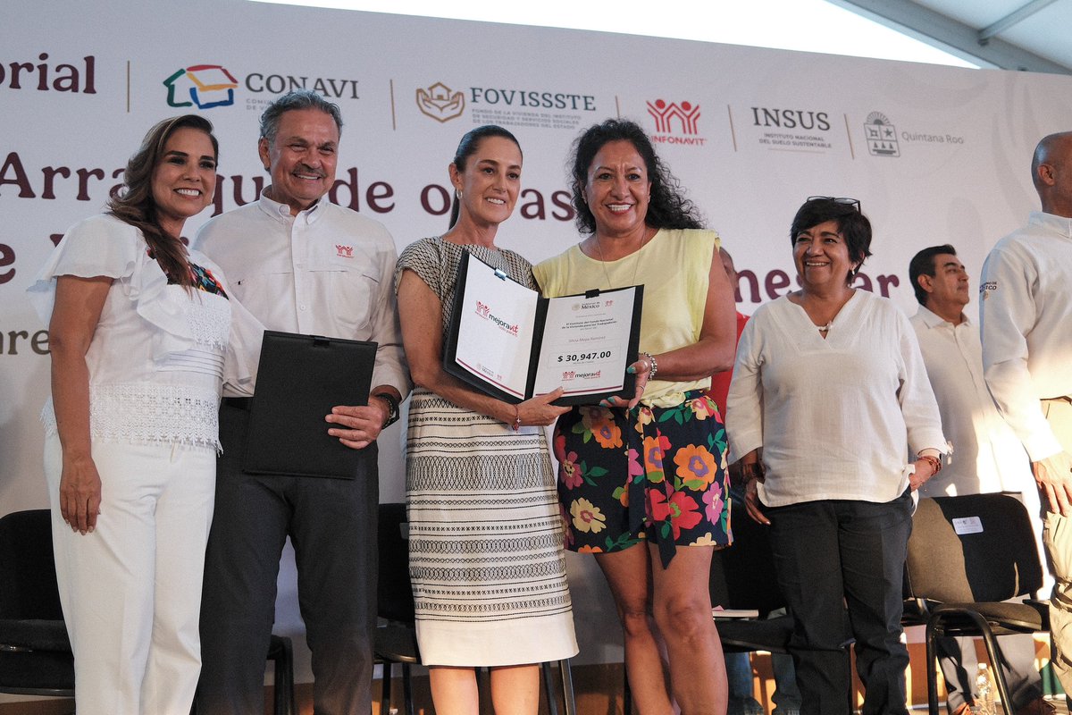 MaraLezama's tweet photo. Hoy, acompañamos a nuestra querida presidenta @Claudiashein, en el arranque del Programa de Vivienda para el Bienestar en #QuintanaRoo. 🏡 En esta primera etapa se construirán 5 mil 632 viviendas: 5 mil 008 en el municipio de Benito Juárez y 624 en Chetumal, como parte de un gran proyecto nacional que contempla más de 1 millón 100 mil en todo México. Es el primer paso para que miles de familias quintanarroenses tengan acceso a un hogar digno, justo y propio. Porque la vivienda no es un lujo, es un derecho humano que hoy empieza a hacerse realidad para quienes más lo necesitan y menos ganan. 🤲🏽

Este no es solo un programa de construcción: es el reflejo del segundo piso de la Cuarta Transformación, una política pública que cumple sueños y salda deudas históricas. Cada vivienda representa dignidad, comunidad y futuro. ¡Gracias, presidenta, por demostrar que cuando las mujeres gobernamos, lo hacemos con el corazón, con firmeza y con el pueblo al centro de las decisiones! ✨

¡Vamos por un #QuintanaRoo más justo, más humano y con bienestar para todas y todos! 

#UnidosParaTransformar