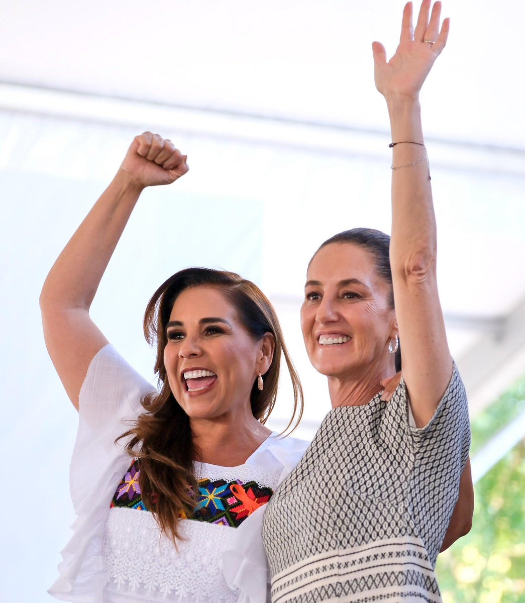MaraLezama's tweet photo. Hoy, acompañamos a nuestra querida presidenta @Claudiashein, en el arranque del Programa de Vivienda para el Bienestar en #QuintanaRoo. 🏡 En esta primera etapa se construirán 5 mil 632 viviendas: 5 mil 008 en el municipio de Benito Juárez y 624 en Chetumal, como parte de un gran proyecto nacional que contempla más de 1 millón 100 mil en todo México. Es el primer paso para que miles de familias quintanarroenses tengan acceso a un hogar digno, justo y propio. Porque la vivienda no es un lujo, es un derecho humano que hoy empieza a hacerse realidad para quienes más lo necesitan y menos ganan. 🤲🏽

Este no es solo un programa de construcción: es el reflejo del segundo piso de la Cuarta Transformación, una política pública que cumple sueños y salda deudas históricas. Cada vivienda representa dignidad, comunidad y futuro. ¡Gracias, presidenta, por demostrar que cuando las mujeres gobernamos, lo hacemos con el corazón, con firmeza y con el pueblo al centro de las decisiones! ✨

¡Vamos por un #QuintanaRoo más justo, más humano y con bienestar para todas y todos! 

#UnidosParaTransformar