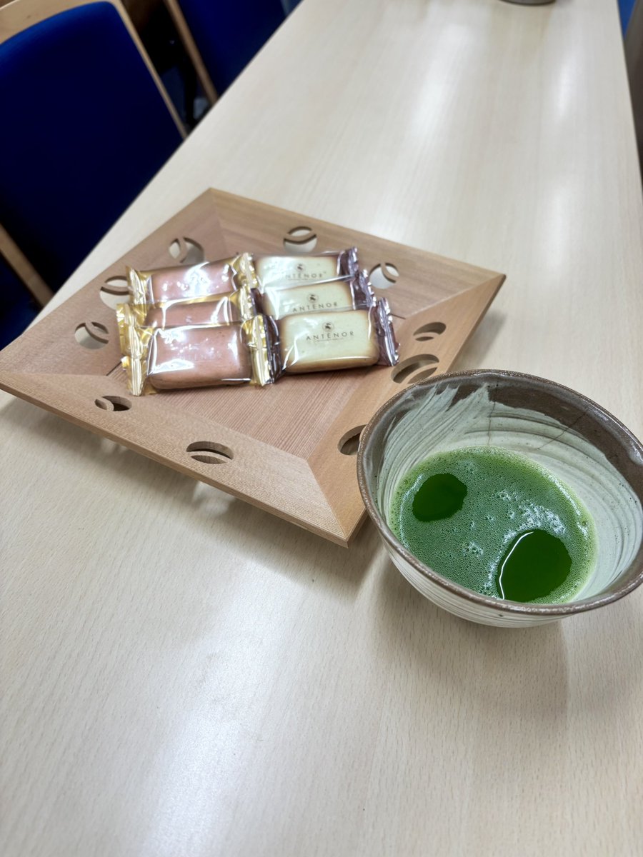 Pkitasatosado's tweet photo. 昨日は沢山の2年生が来てくれて、とても嬉しかったです♪😸
次回は5/9です🐈‍⬛🩶
これは昨日のお菓子とお茶です🍵🍪 https://t.co/6z5WDVOIaM