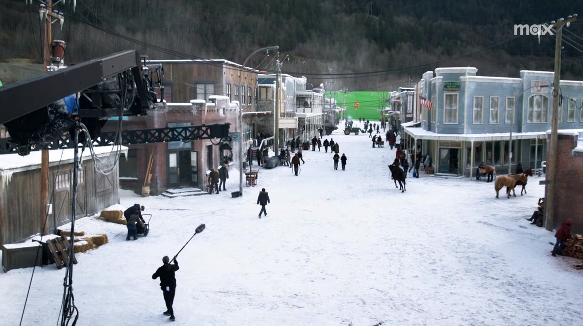 PortalTLOU's tweet photo. 🚨 INCRÍVEL: A HBO reconstruiu a cidade de Jackson do zero para a 2ª temporada de #TheLastofUs, e a complexa sequência de batalha no episódio 2 exigiu semanas de filmagem. A cena envolveu dezenas de dublês, uso real de lança-chamas e ênfase total em efeitos práticos, com o mínimo de VFX 

🧶