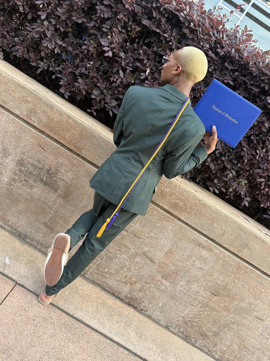 xoticprincex's tweet photo. Cosmetologist loading💅🏽💇🏽♀️ #25Grad🎓 https://t.co/gE2wcjQ0Zu