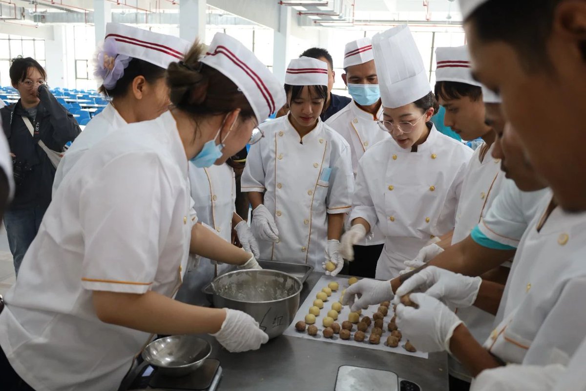 hhrmt208's tweet image. Learning to make #Chinese mooncakes: channeling homesickness while gaining a life skill. #China #Myanmar #friendship