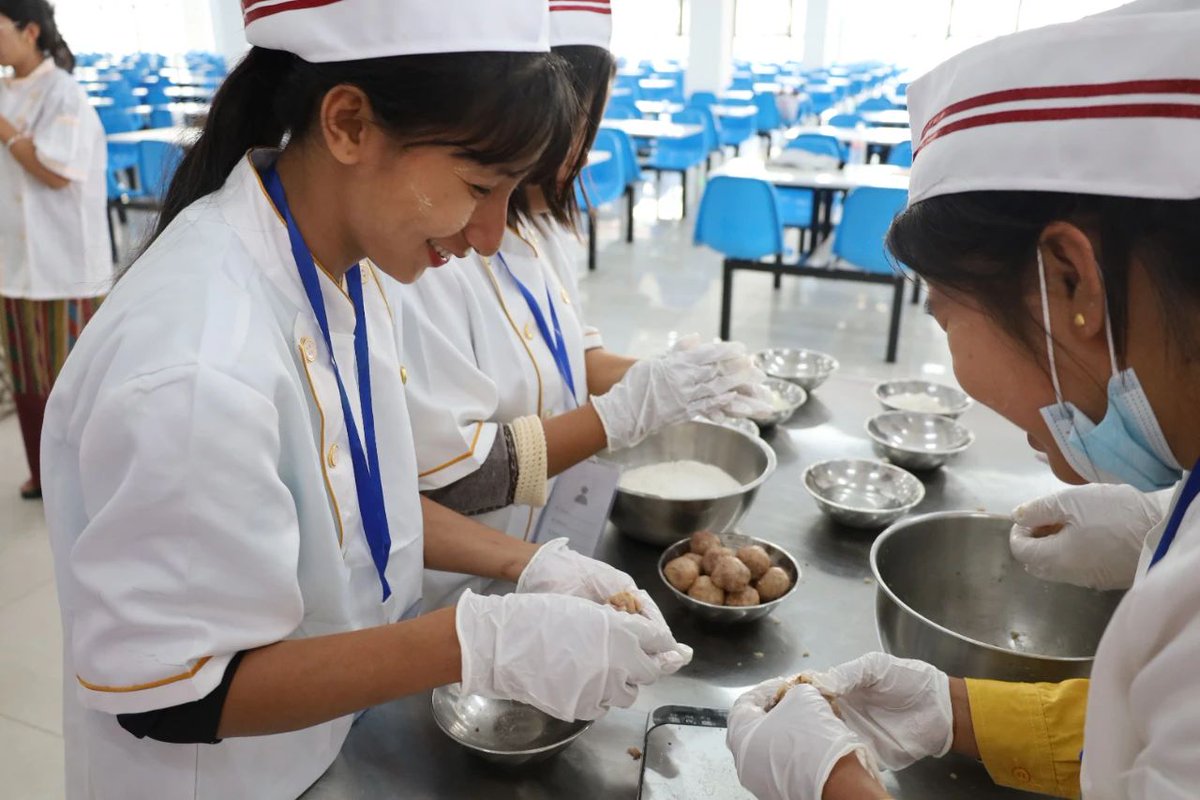 hhrmt208's tweet image. Learning to make #Chinese mooncakes: channeling homesickness while gaining a life skill. #China #Myanmar #friendship