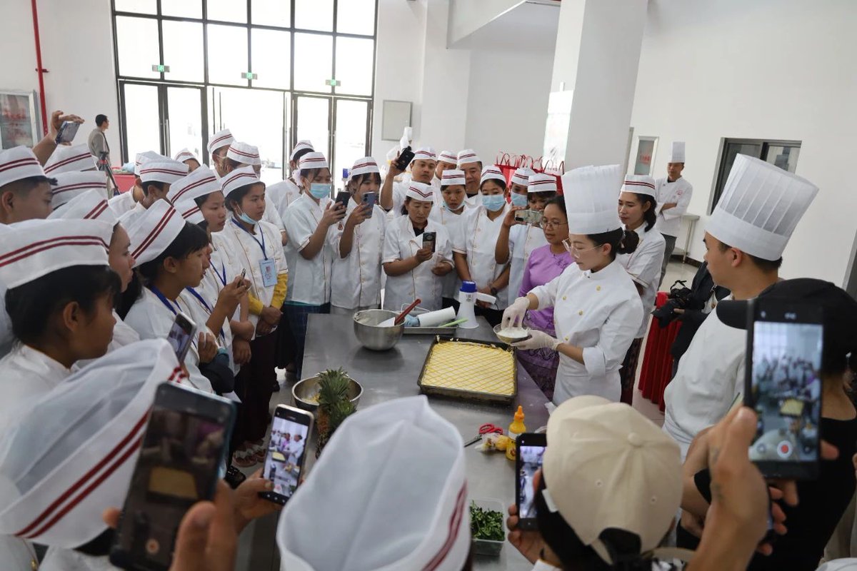 hhrmt208's tweet image. Learning to make #Chinese mooncakes: channeling homesickness while gaining a life skill. #China #Myanmar #friendship