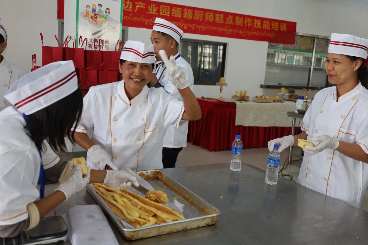 hhrmt208's tweet image. Learning to make #Chinese mooncakes: channeling homesickness while gaining a life skill. #China #Myanmar #friendship