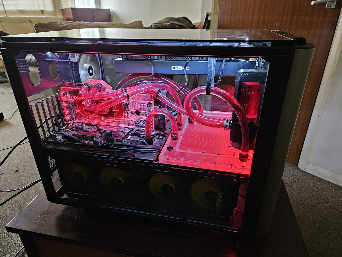 ThribbulousNMS's tweet photo. Stripped, cleaned and rebuilt, this is EvilEdna6.
New pipes, coolant, new fans for top radiator, new Gen4 nvme drive.

I'm forty bloody six years old. 

Tagging @OcUK cos most of this lot came from them 😜 https://t.co/sfEdEKr2vE