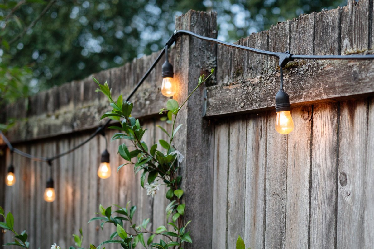BoyiHeng81526's tweet image. Warm yellow string lights are hung above the wooden fence. The soft light exudes a warm atmosphere, inviting people to relax and enjoy a quiet and beautiful time.#hengboyilighting #stringlights #lightstring #holidaydecor #holidaydecorating #holidaystyle #праздничный #الأعياد