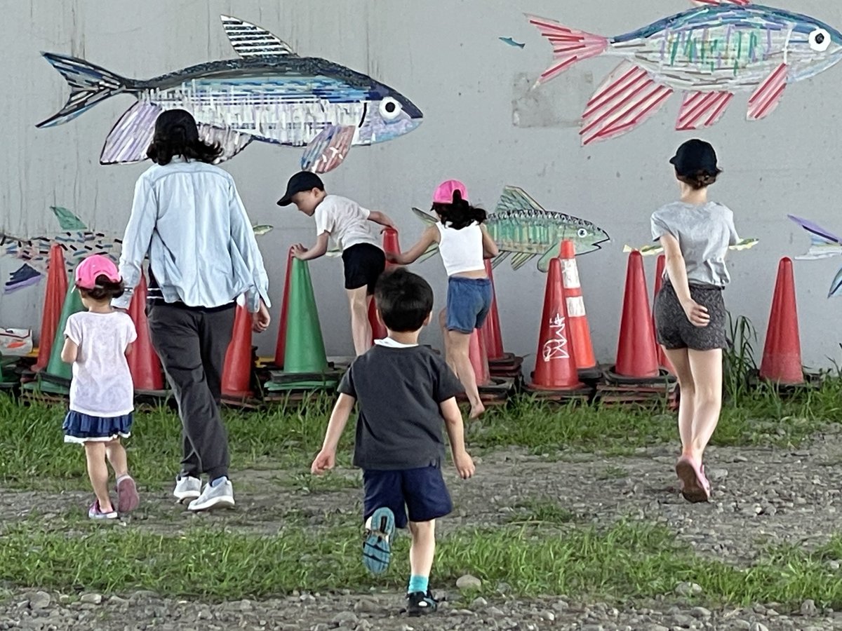 SwissClub_TYO's tweet photo. Our Family Picnic at Hyogojima Park was a little different this time! To celebrate Easter weekend, we organized a small treasure hunt for the kids 👀 The weather was perfect, and we had so much fun together 🐣

#swissclubtokyo #SwissCommunity #familypicnic https://t.co/Z5EjQJWEK4