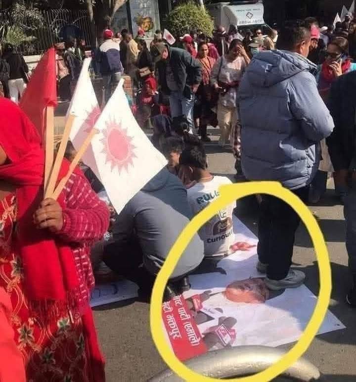 मासुभात ठुसेर 'kp Baa I lop u' पनि भन्ने अनि यसरी खुट्टाले टाउकैमा टेक्न त भएन नी 🙄
दायाँबायाँ, तलमाथि पनि हेर्ने गरन हौ साथिहरू 😜#Everyone #Everyone