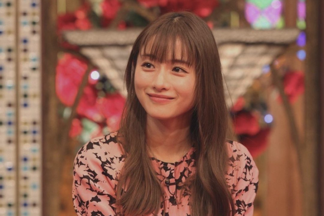 myuri_biyou's tweet photo. 石原さとみさんも『自問自答をとにかく繰り返して、ノートに何を変えたいのか、どうなりたいのか繰り返し書いて、やるべきことが見えたら目標にして行動するだけ』と自分の思考を文章化していることで有名ですが、私もこれで理想を叶えてきている。GWは思考整理におすすめです。 https://t.co/Ehu7RUSUpp