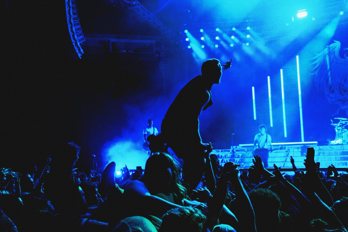 altwavemag's tweet image. Love this shot so much 😭🔥🧡

📸: @ConnorBDixon 
#adaytoremember #rock #concert #altwave